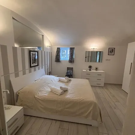 The Black And White House - Quadrilateral